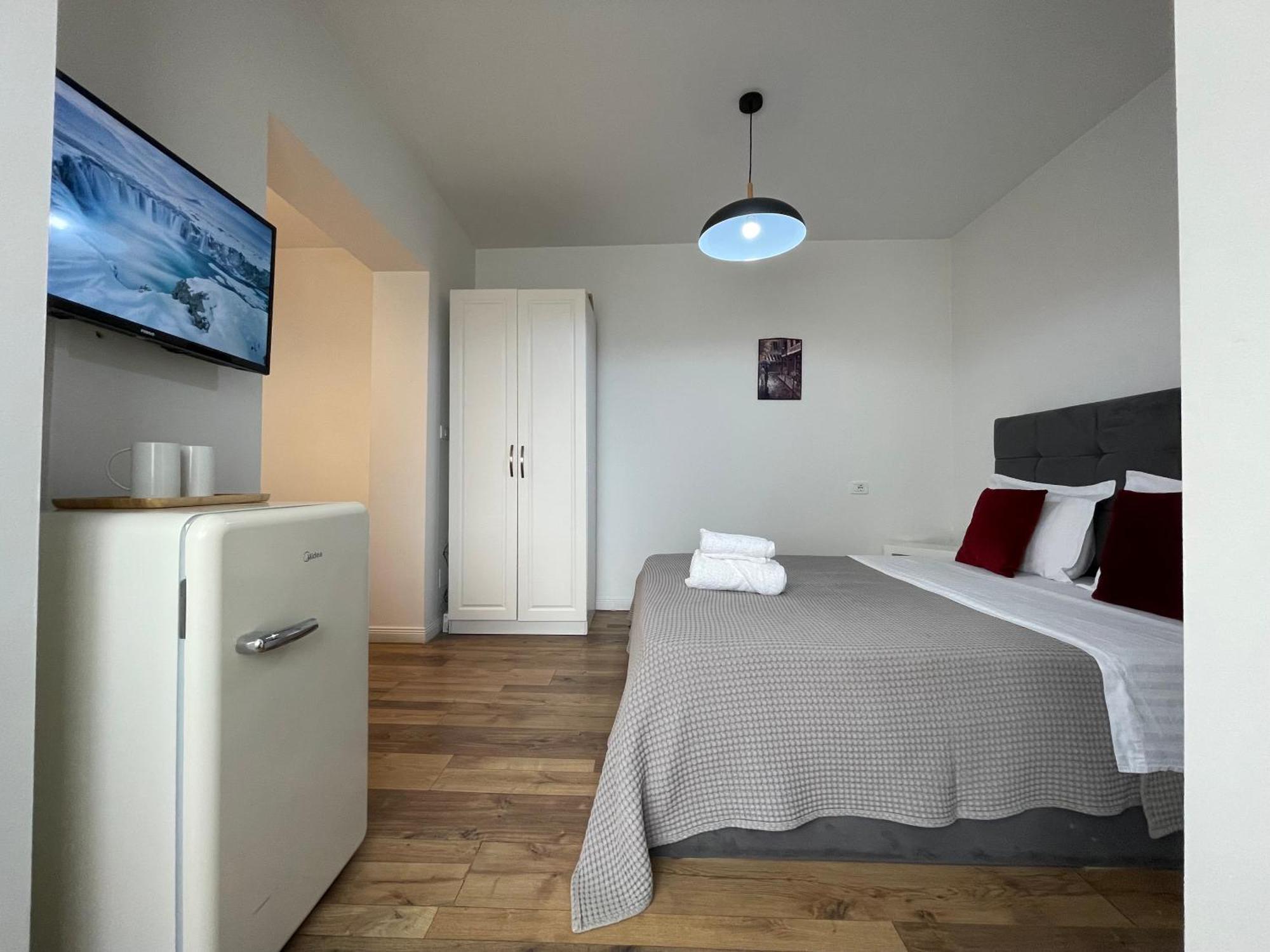 Central Studio Apartments Тирана Экстерьер фото