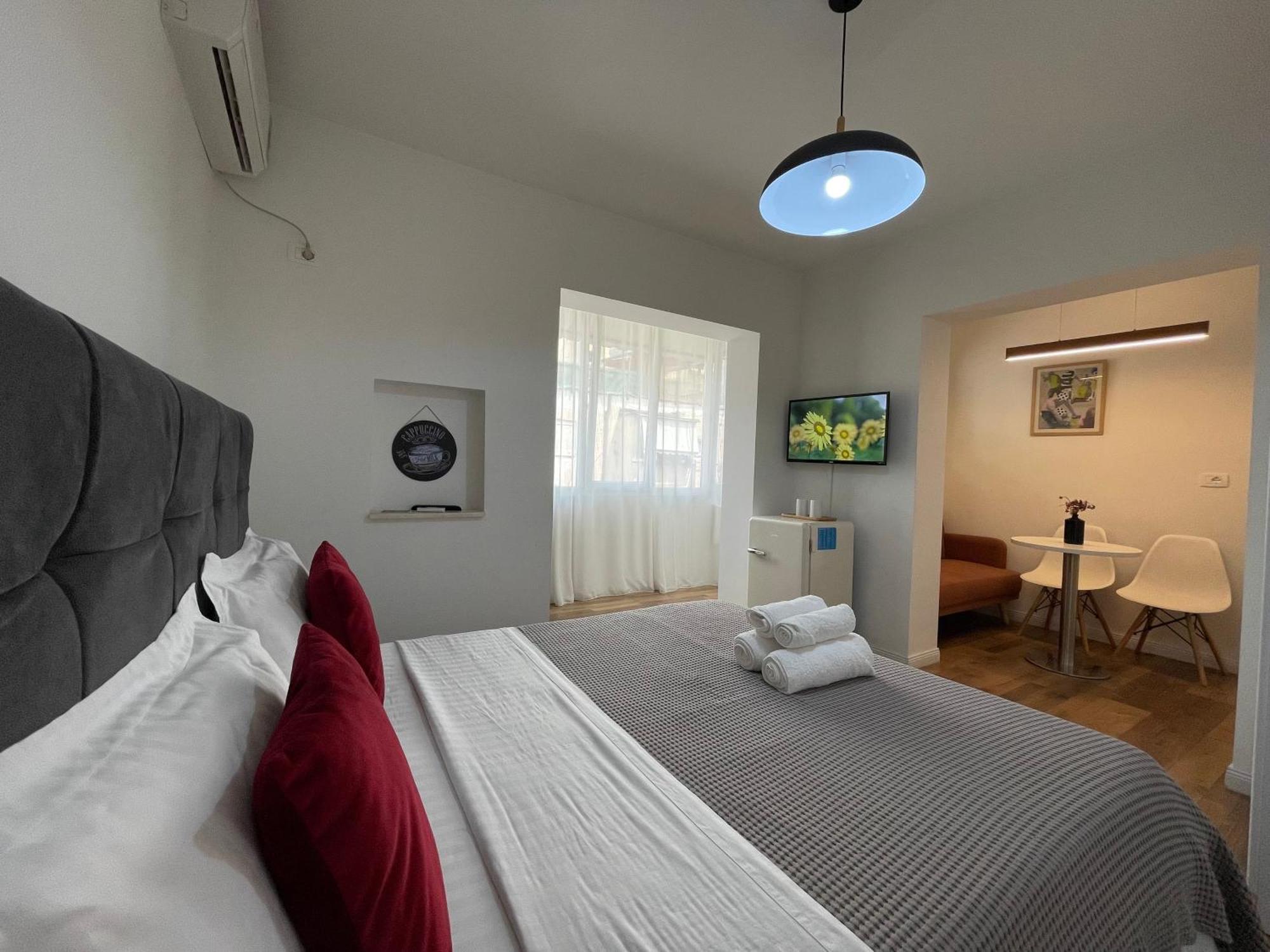 Central Studio Apartments Тирана Экстерьер фото