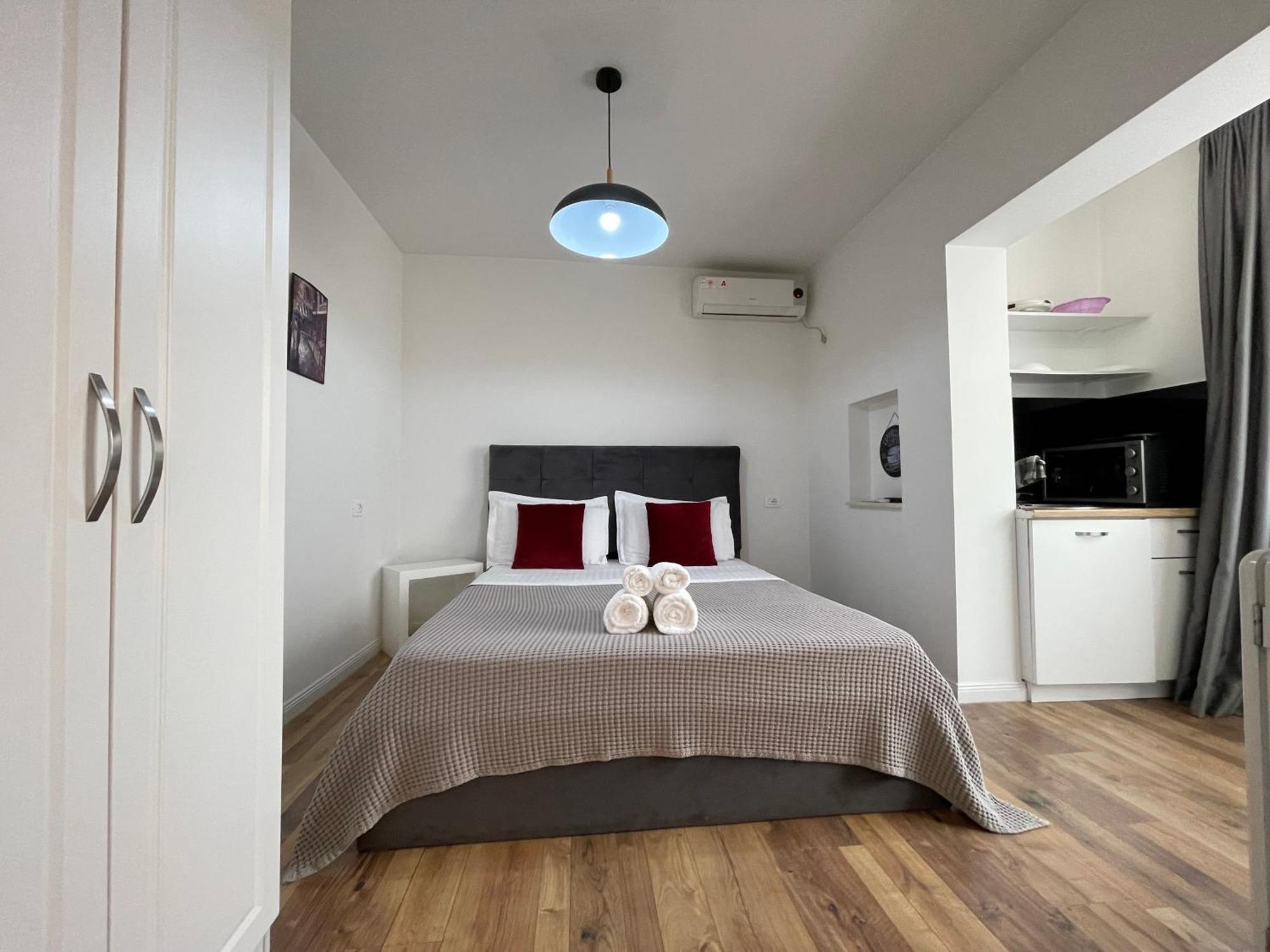 Central Studio Apartments Тирана Экстерьер фото