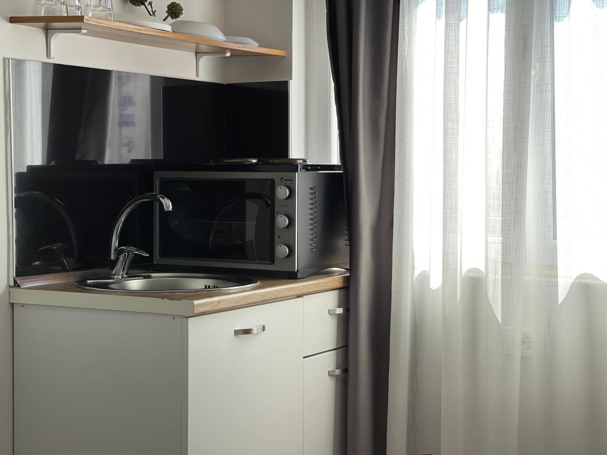 Central Studio Apartments Тирана Номер фото